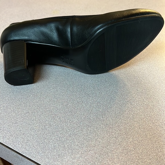 Naturalizer black leather pumps, size 8 M. - Picture 5 of 8